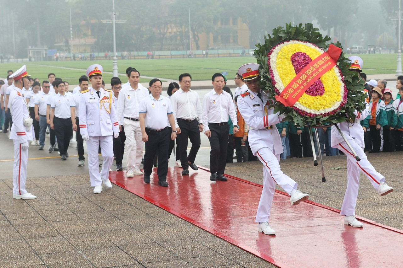 Các đại biểu viếng Lăng Chủ tịch Hồ Chí Minh Các đại biểu viếng Lăng Chủ tịch Hồ Chí Minh