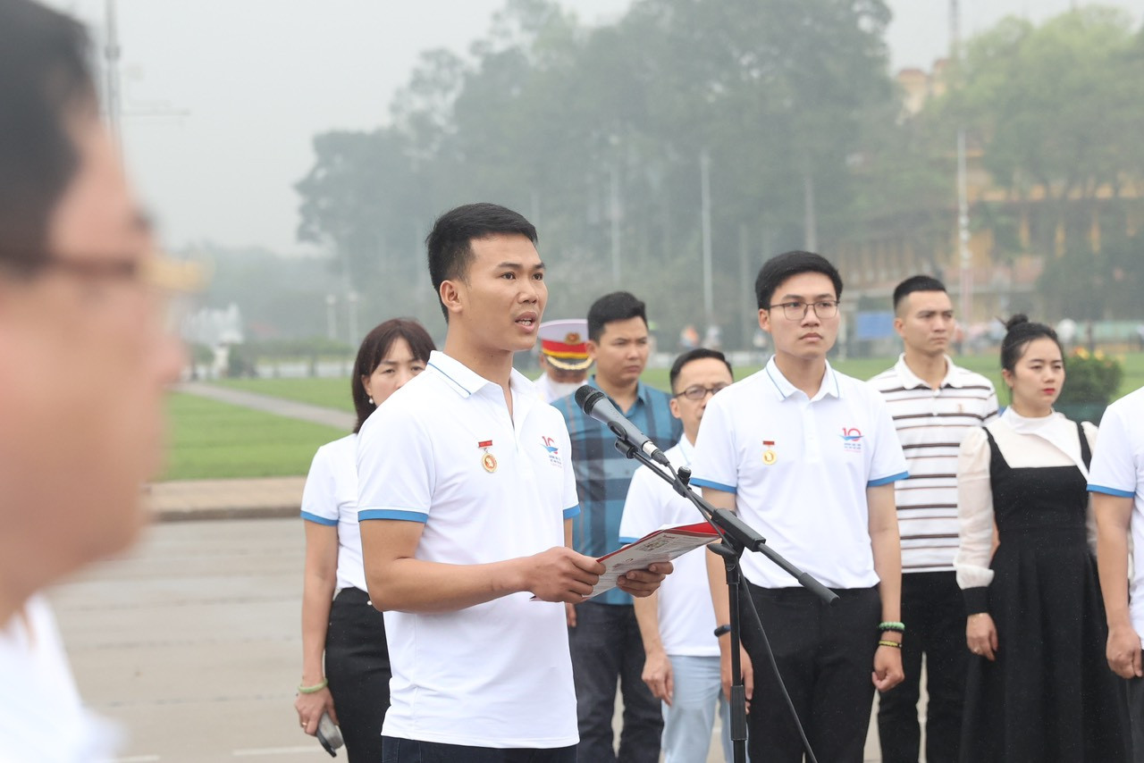 Đại uý Vũ Văn Cường đọc báo công Đại uý Vũ Văn Cường đọc báo công