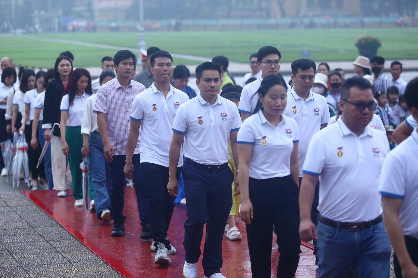 Các đại biểu làm lễ báo công, viếng Lăng Chủ tịch Hồ Chí Minh Các đại biểu làm lễ báo công, viếng Lăng Chủ tịch Hồ Chí Minh