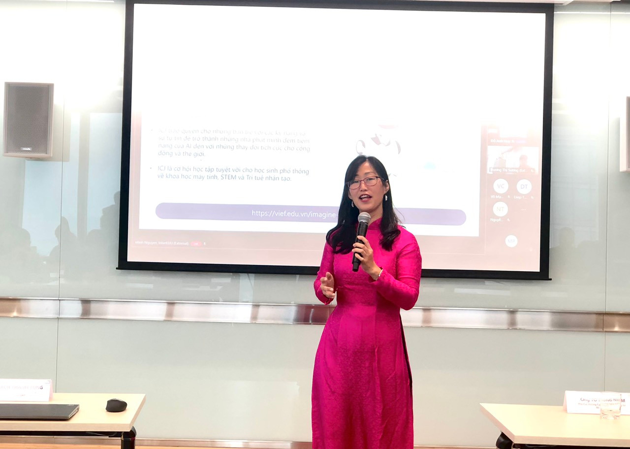 Đại diện Ban tổ chức giới thiệu về cuộc thi Imagine Cup Junior 2024. Ảnh: Lưu Trinh