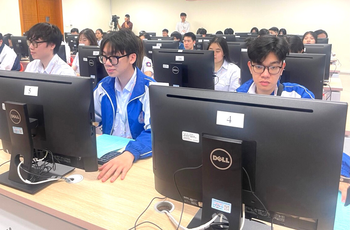 Các thí sinh tham gia vòng loại quốc gia khu vực Hà Nội ngay sau lễ khai mạc. Các thí sinh tham gia vòng loại quốc gia khu vực Hà Nội ngay sau lễ khai mạc.