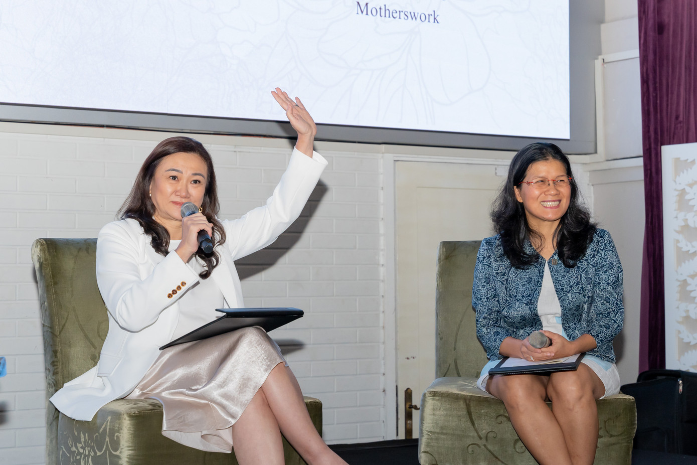 Hai diễn giả là bà Sharon Wong - Nhà sáng lập Motherswork và bà Thảo Griffiths - Giám đốc Chính sách công của Meta tại Việt Nam, Lào, Campuchia và Myanmar chia sẻ tại chương trình.