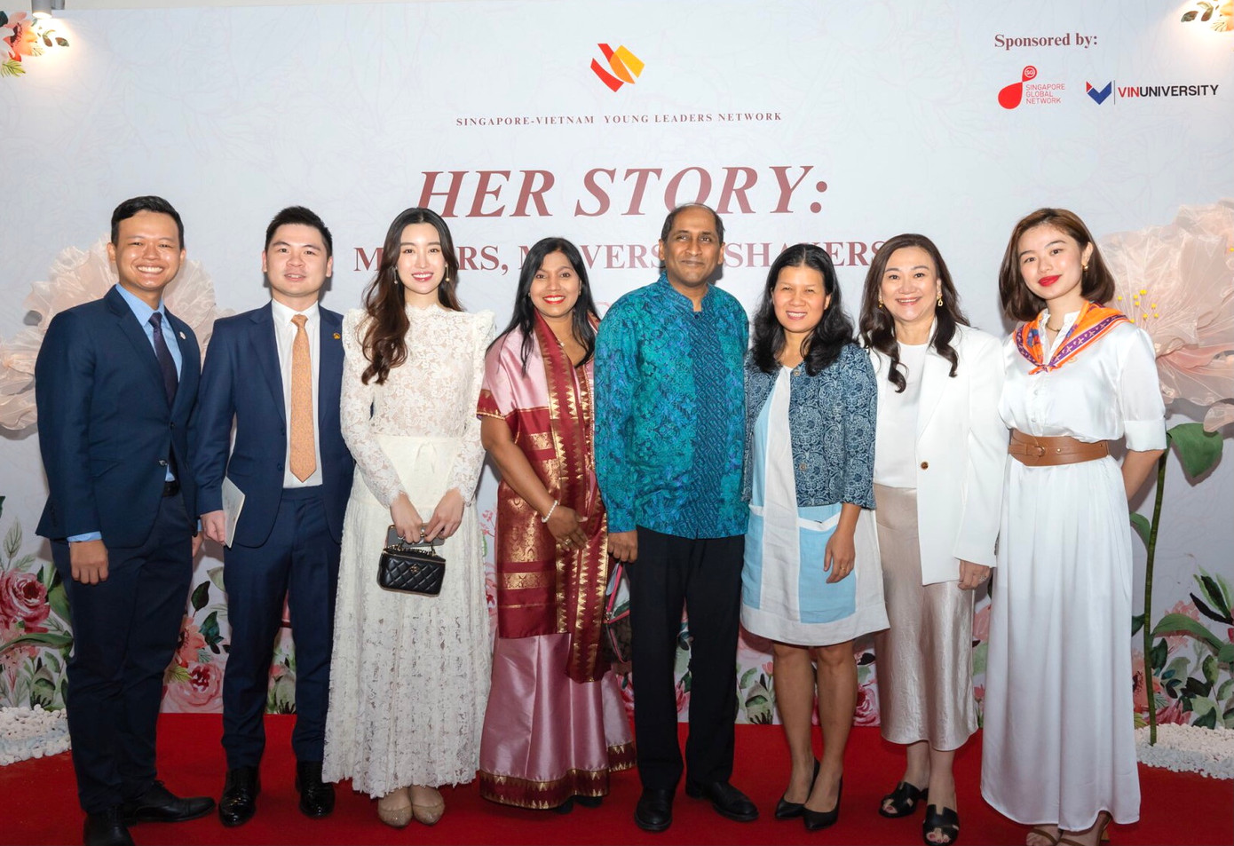 Hoa hậu Việt Nam Đỗ Mỹ Linh (thứ 3 từ trái qua) cùng bà Sujatha Ratnam - Phu nhân Đại sứ Singapore tại Việt Nam (thứ 4 từ trái qua) cùng tham dự chương trình