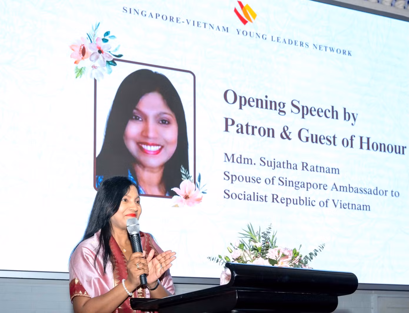 Bà Sujatha Ratnam - Phu nhân Đại sứ Singapore tại Việt Nam, người bảo trợ, khách mời danh dự của sự kiện chia sẻ tại chương trình Bà Sujatha Ratnam - Phu nhân Đại sứ Singapore tại Việt Nam, người bảo trợ, khách mời danh dự của sự kiện chia sẻ tại chương trình