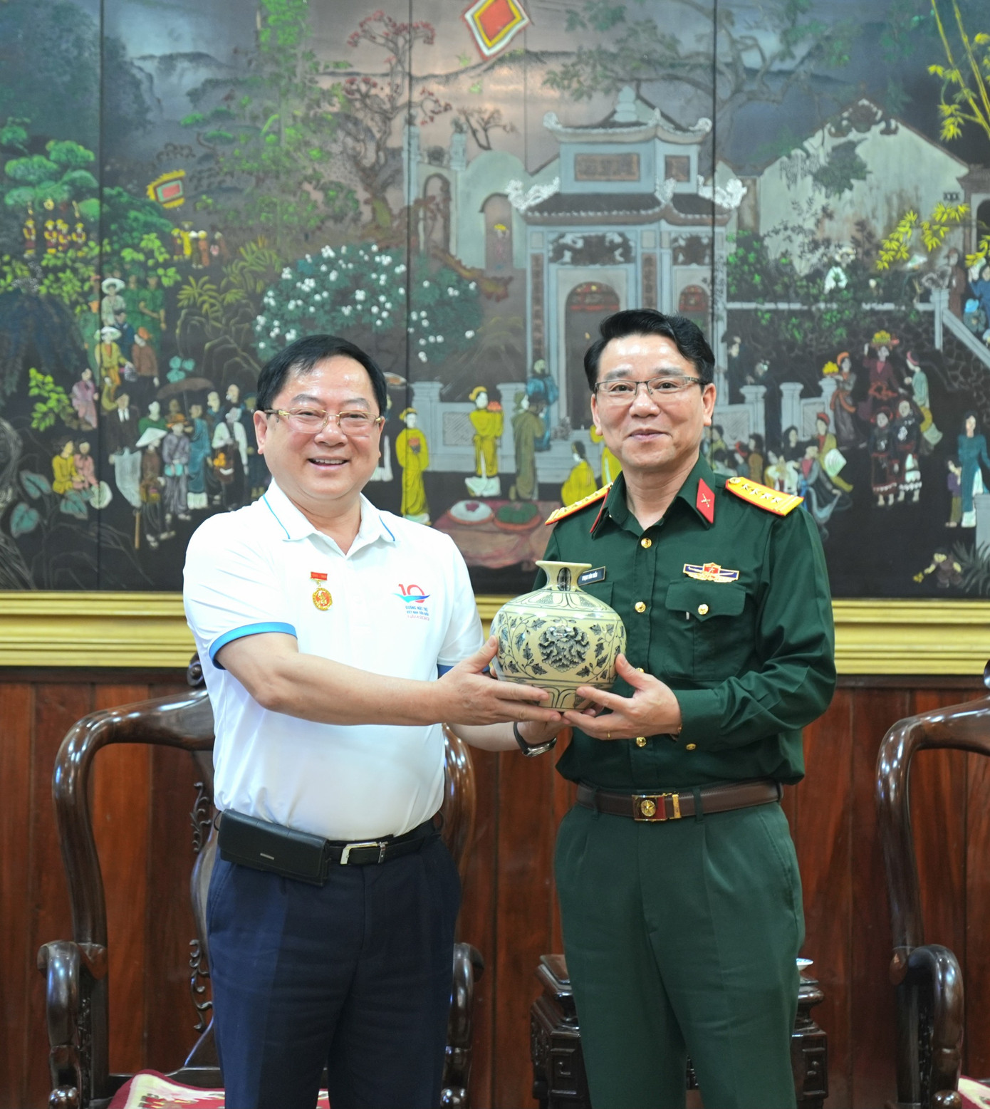 Nhà báo Lê Xuân Sơn - Tổng Biên tập Báo Tiền Phong, Giám đốc Quỹ Hỗ trợ Tài năng trẻ Việt Nam tặng quà lưu niệm Bộ Tư lệnh Bảo vệ Lăng Chủ tịch Hồ Chí Minh