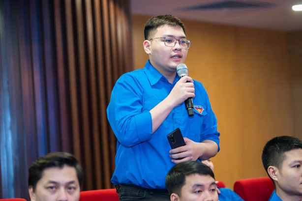 Bạn trẻ đặt câu hỏi tại buổi đối thoại. Bạn trẻ đặt câu hỏi tại buổi đối thoại.