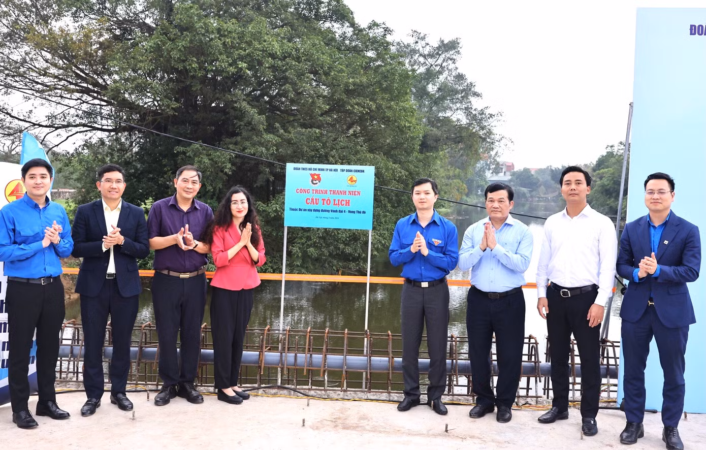 Gắn biển "Công trình thanh niên xây dựng cầu Tô Lịch thuộc Dự án xây dựng đường Vành đai 4 - Vùng Thủ đô”.