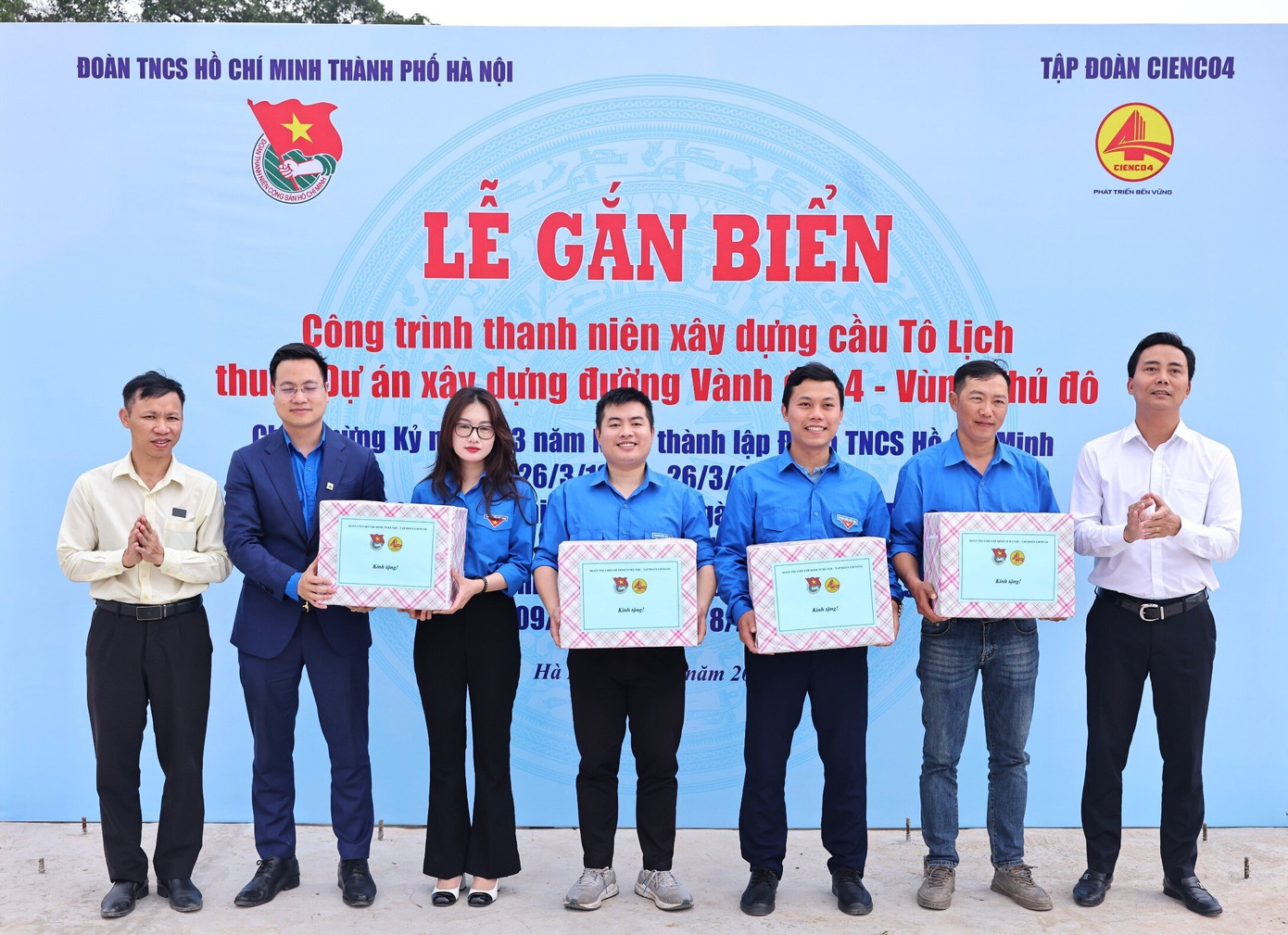 Lãnh đạo Thành Đoàn Hà Nội và Tập đoàn CIENCO4 tặng quà Ban Quản lý dự án, thanh niên công nhân thi công dự án. Ảnh: Minh Đức Lãnh đạo Thành Đoàn Hà Nội và Tập đoàn CIENCO4 tặng quà Ban Quản lý dự án, thanh niên công nhân thi công dự án. Ảnh: Minh Đức