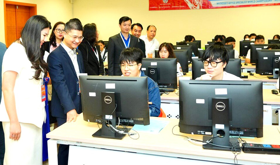 Anh Nguyễn Minh Triết – Bí thư T.Ư Đoàn, Chủ tịch T.Ư Hội SVVN động viên các thí sinh tham gia vòng loại quốc gia khu vực Hà Nội ngay sau lễ khai mạc. Anh Nguyễn Minh Triết – Bí thư T.Ư Đoàn, Chủ tịch T.Ư Hội SVVN động viên các thí sinh tham gia vòng loại quốc gia khu vực Hà Nội ngay sau lễ khai mạc.