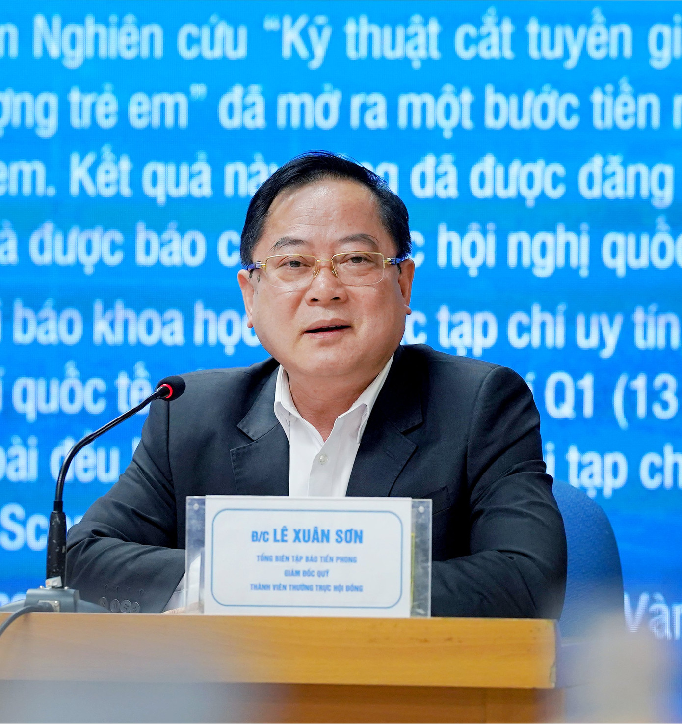 Các thành viên Hội đồng trao đổi ý kiến tại phiên họp Hội đồng lần 2 Các thành viên Hội đồng trao đổi ý kiến tại phiên họp Hội đồng lần 2