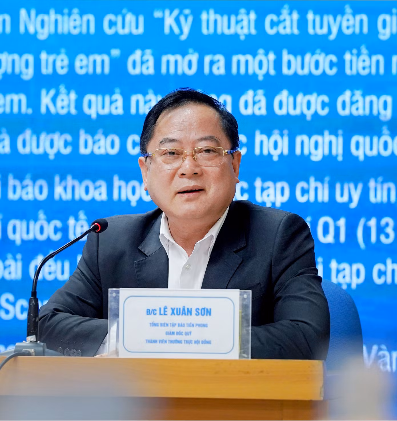 Các thành viên Hội đồng trao đổi ý kiến tại phiên họp Hội đồng lần 2 Các thành viên Hội đồng trao đổi ý kiến tại phiên họp Hội đồng lần 2