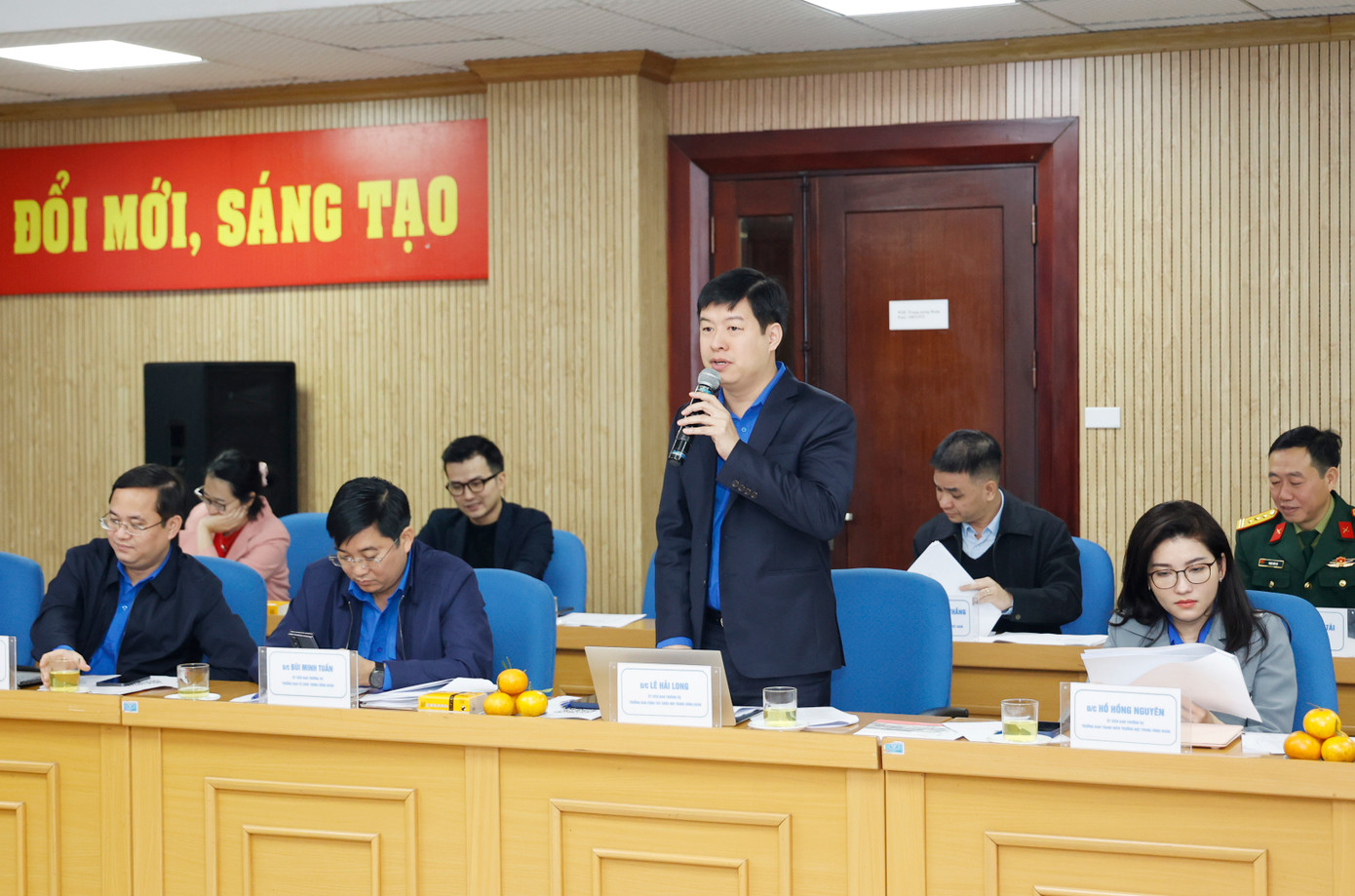 Các thành viên Hội đồng trao đổi ý kiến tại phiên họp Hội đồng lần 2 Các thành viên Hội đồng trao đổi ý kiến tại phiên họp Hội đồng lần 2