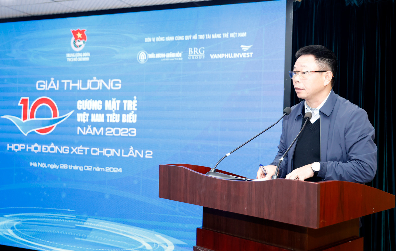 Nhà báo Phùng Công Sưởng - Phó Tổng Biên tập báo Tiền Phong, Phó Giám đốc Quỹ Hỗ trợ Tài năng trẻ Việt Nam báo cáo công tác thẩm định hồ sơ, chuẩn bị xét tặng Giải thưởng Gương mặt trẻ Việt Nam tiêu biểu năm 2023 Nhà báo Phùng Công Sưởng - Phó Tổng Biên tập báo Tiền Phong, Phó Giám đốc Quỹ Hỗ trợ Tài năng trẻ Việt Nam báo cáo công tác thẩm định hồ sơ, chuẩn bị xét tặng Giải thưởng Gương mặt trẻ Việt Nam tiêu biểu năm 2023