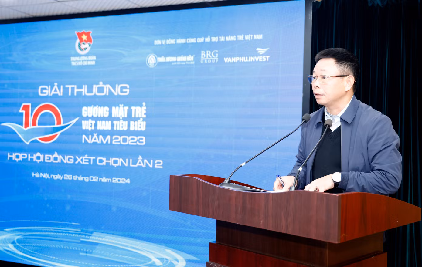 Nhà báo Phùng Công Sưởng - Phó Tổng Biên tập báo Tiền Phong, Phó Giám đốc Quỹ Hỗ trợ Tài năng trẻ Việt Nam báo cáo công tác thẩm định hồ sơ, chuẩn bị xét tặng Giải thưởng Gương mặt trẻ Việt Nam tiêu biểu năm 2023 Nhà báo Phùng Công Sưởng - Phó Tổng Biên tập báo Tiền Phong, Phó Giám đốc Quỹ Hỗ trợ Tài năng trẻ Việt Nam báo cáo công tác thẩm định hồ sơ, chuẩn bị xét tặng Giải thưởng Gương mặt trẻ Việt Nam tiêu biểu năm 2023