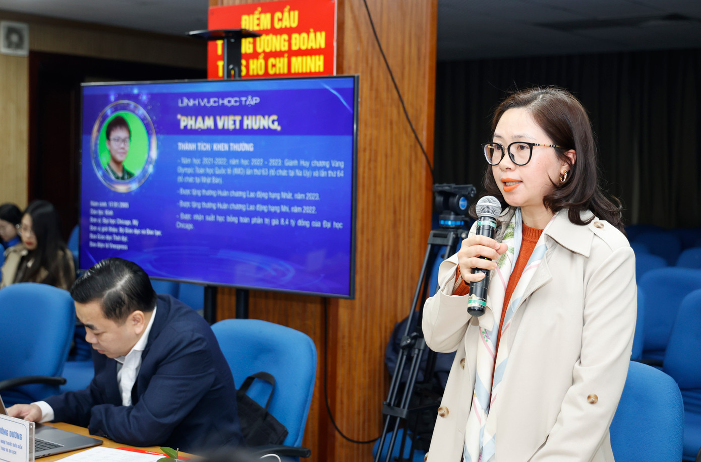 Các thành viên Hội đồng trao đổi ý kiến tại phiên họp Hội đồng lần 2 Các thành viên Hội đồng trao đổi ý kiến tại phiên họp Hội đồng lần 2