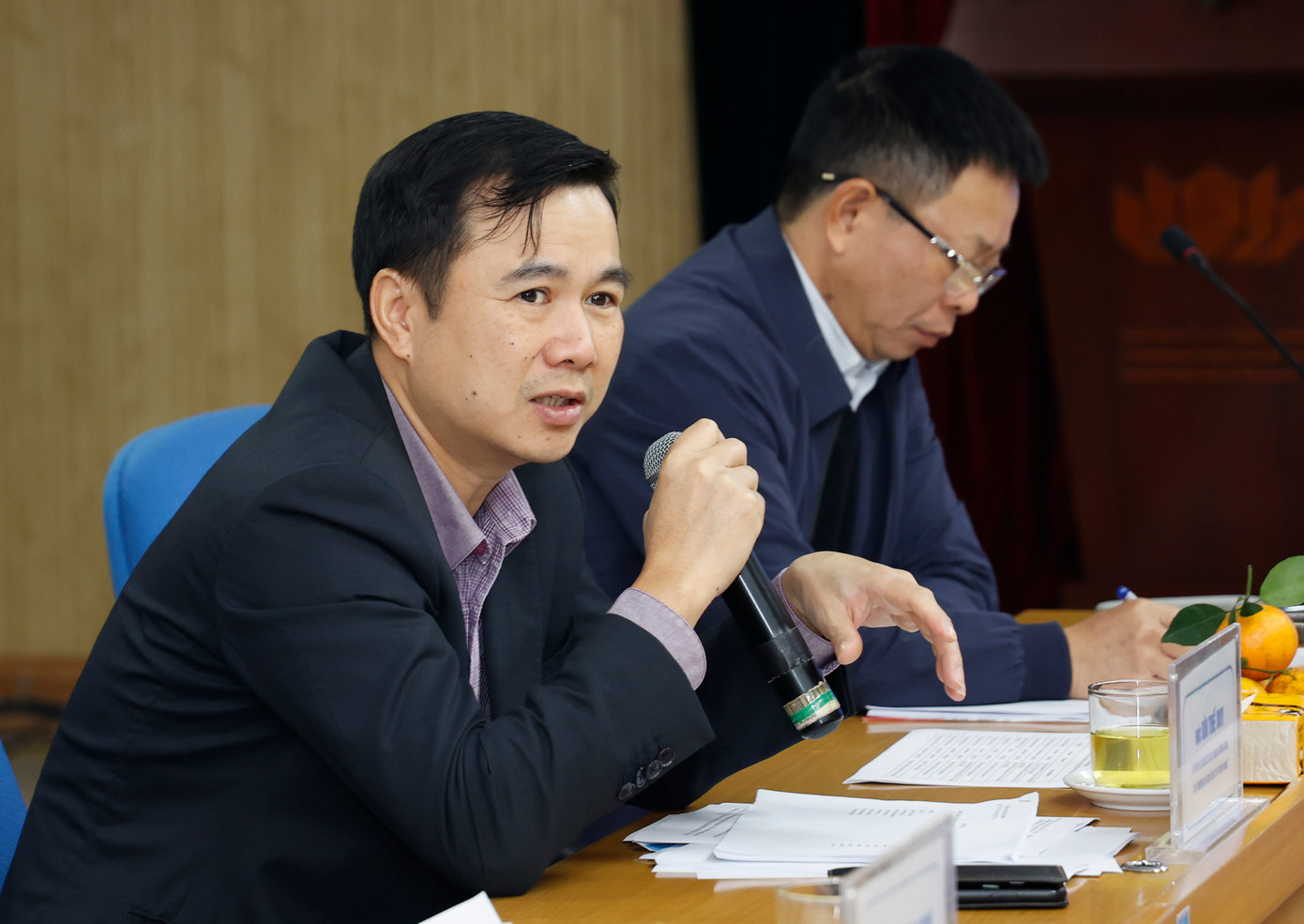 Các thành viên Hội đồng trao đổi ý kiến tại phiên họp Hội đồng lần 2 Các thành viên Hội đồng trao đổi ý kiến tại phiên họp Hội đồng lần 2