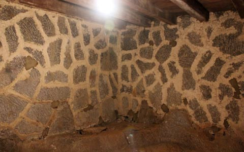 Nổi bật trong kiến trúc, điêu khắc trong ngôi dinh thự là ảnh hưởng nặng nề của thuốc phiện. Những vì kèo được khắc họa hình hoa anh túc. Một trong nhiều họa tiết khắc họa rõ hình hoa thuốc phiện - loài cây điển hình trong một thời kỳ ở vùng cao nguyên đá. Trong khu dinh thự họ Vương, các phiến đá kê cột nhà đều được tiện, gọt thành hình quả thuốc phiện. Sau khi mài nhẵn, chúng đều được dùng những đồng bạc trắng đánh cho bóng loáng, biến màu đá trắng thành màu đồng thau, gần như màu quả thuốc phiện đã phơi khô. Họa tiết trang trí trên đầu đao kèo nhà được tiện hình quả thuốc phiện. Kho thuốc phiện được Vua Mèo Vương Chính Đức cho xây dựng phía bên trái ngôi dinh thự dùng để cất trữ thuốc phiện - một biểu tượng quyền lực của quý tộc Mông. Phía trong căn hầm Vua Mèo dùng để chứa thuốc phiện. Chiếc bể tắm được đục đẽo công phu hình bán nguyệt từ đá nguyên khối mà tương tuyền vốn là bể tắm sữa dê cho bà vợ thứ nhất của vua Mèo. Vua Mèo Vương Chính Đức và đại gia đình quý tộc của ông.