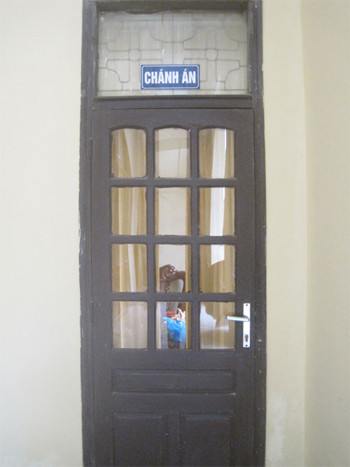 Sau cánh cửa này, ông Quang đã nhận tiền 