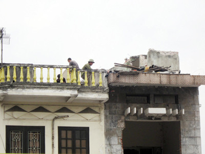 Làm việc trong điều kiện không trang thiết bị bảo hộ, vì mưu sinh, những người thợ này phải đánh cược cả tính mạng