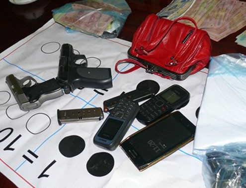 Súng đạn và tang vật của các con bạc bị cảnh sát tịch thu