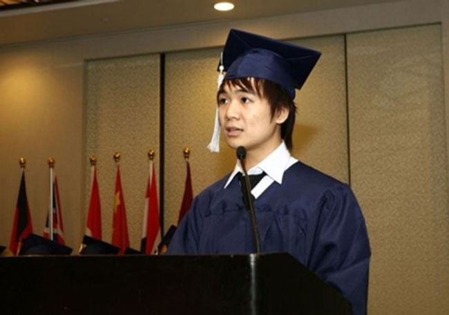 Từ cú sốc và sự khép mình ban đầu, Vinh đã trở thành một trong những sinh viên Việt có thành tích tốt tại Singaprore và được chọn để phát biểu trong buổi lễ tốt nghiệp