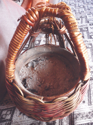 Giỏ lửa dùng để sưởi ấm trong mùa đông. Gió lửa dùng để sưởi ấm trong mùa đông