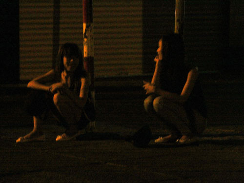 Gái bán dâm công khai chào mời khách trên cầu Bông, quận Bình Thạnh-TPHCM. Ảnh: Quốc Thắng