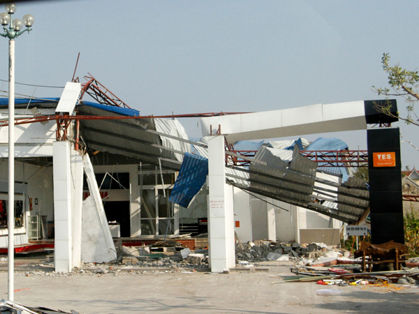 Nhà cửa bị hư hại, nhiều nhà dân bị tốc mái