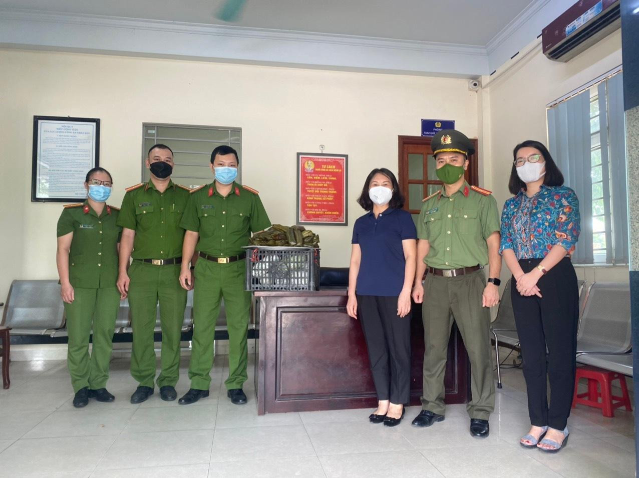 Đại diện Công an quận Bắc Từ Liêm tiếp nhận quà của Ban trị sự Phật giáo quận Bắc Từ Liêm (Hà Nội) và UBMTTQ quận.