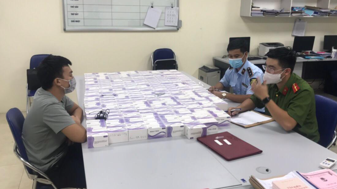 Số lượng lớn test nhanh COVID-19 bị thu giữ. Số lượng lớn test nhanh COVID-19 bị thu giữ.