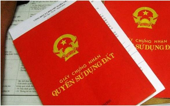 Người dân không phải nộp bản sao sổ hộ khẩu, CMND/CCCD khi làm sổ đỏ. Ảnh minh hoạ