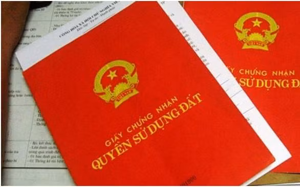 Người dân không phải nộp bản sao sổ hộ khẩu, CMND/CCCD khi làm sổ đỏ. Ảnh minh hoạ