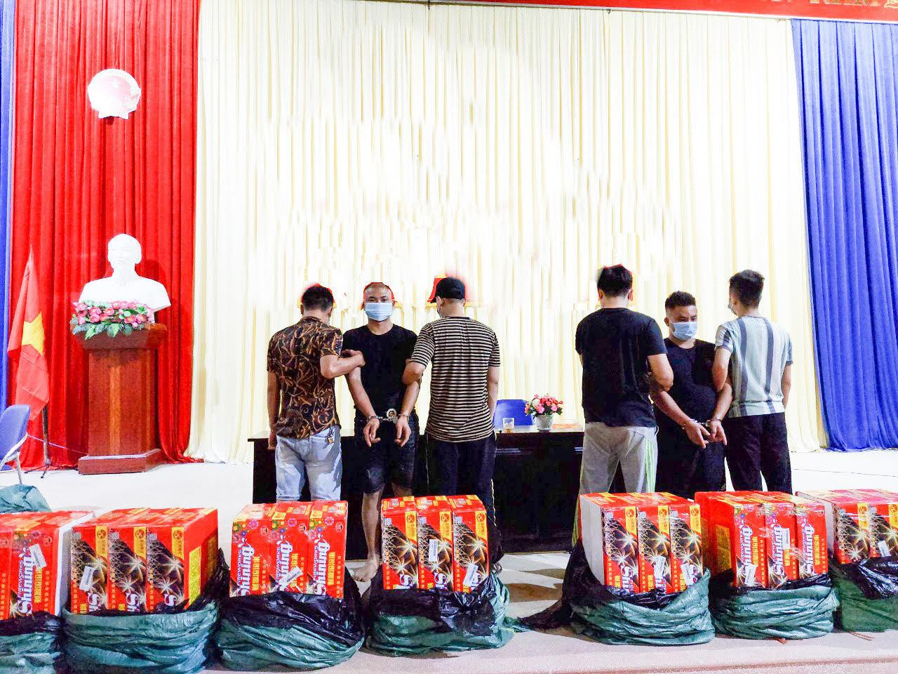 Hai đối tượng vận chuyển hơn 500 kg pháo hoa nổ bị phát hiện. Hai đối tượng vận chuyển hơn 500 kg pháo hoa nổ bị phát hiện.