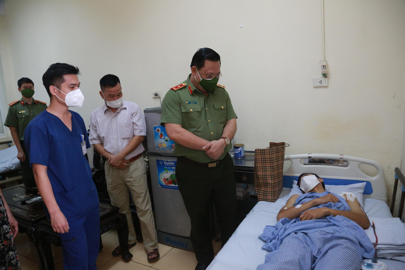 Trung tướng Nguyễn Hải Trung thăm hỏi sức khoẻ thượng uý Khánh.