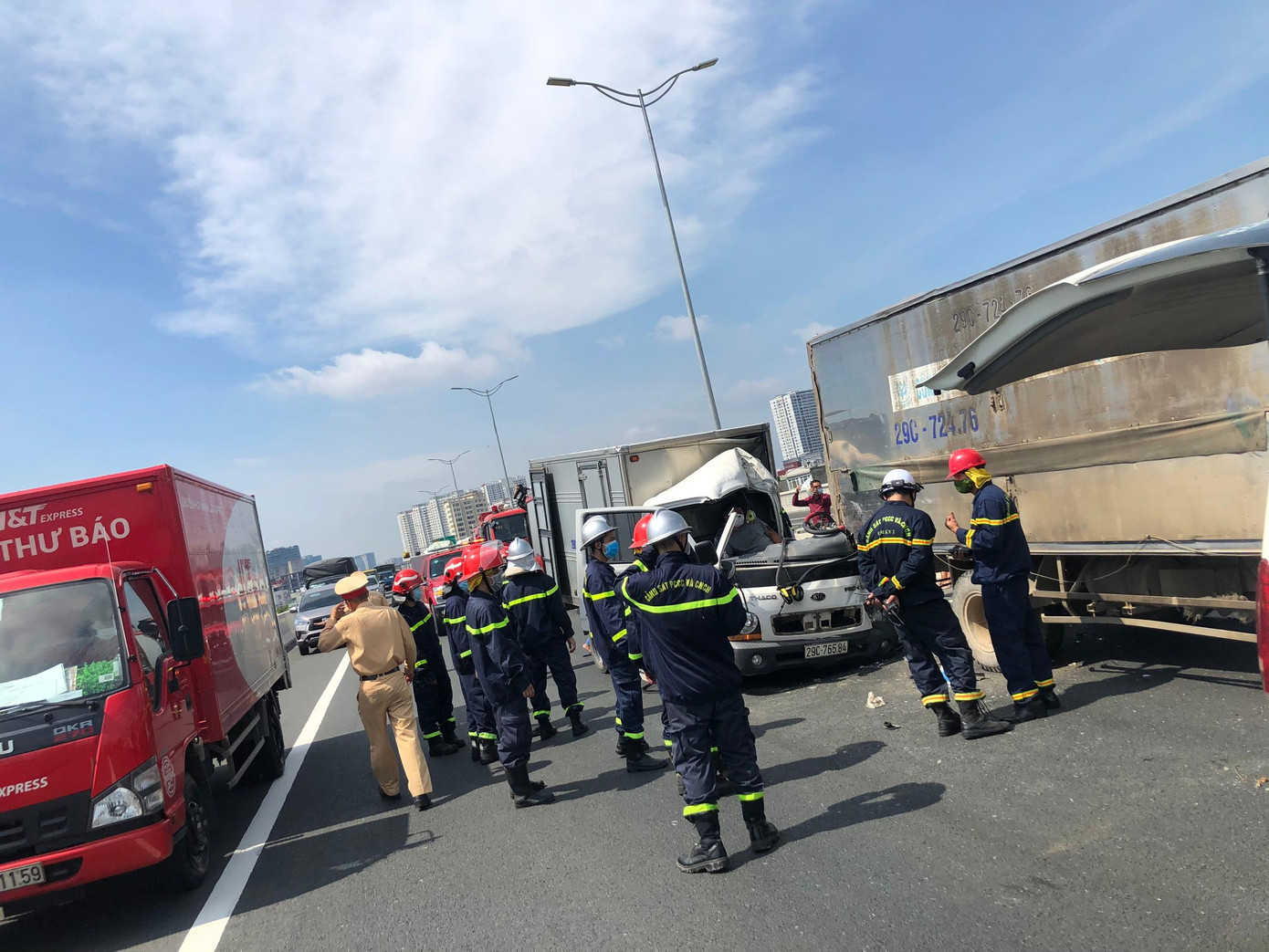 Phần đầu chiếc xe tải bị hư hỏng nặng.