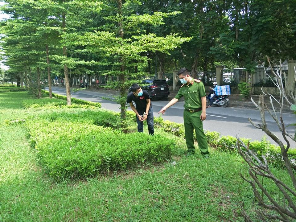 Các đối tượng chỉ nơi vứt chìa khóa. Ảnh: Thanh Hà.