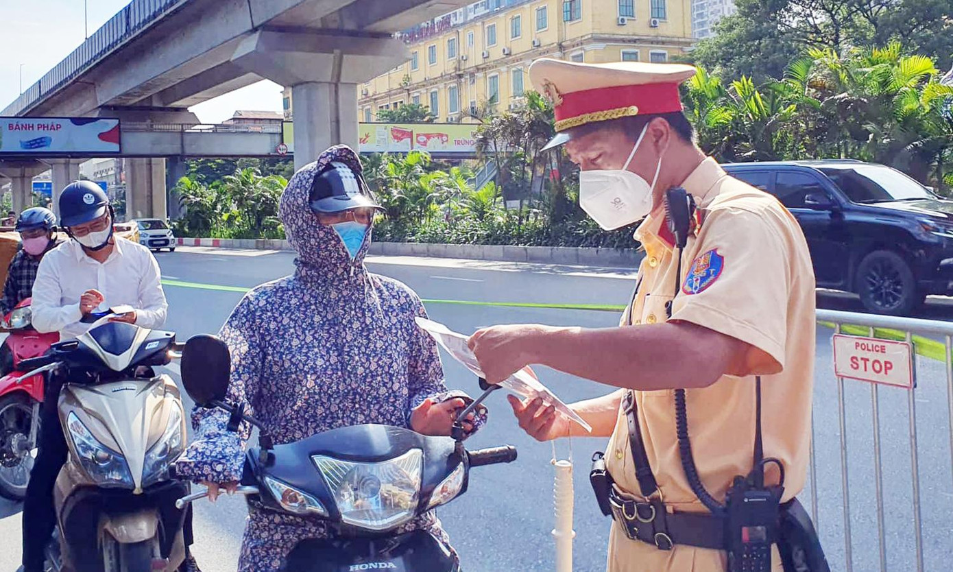 Người đi ra ngoài phải có giấy tờ cần thiết.