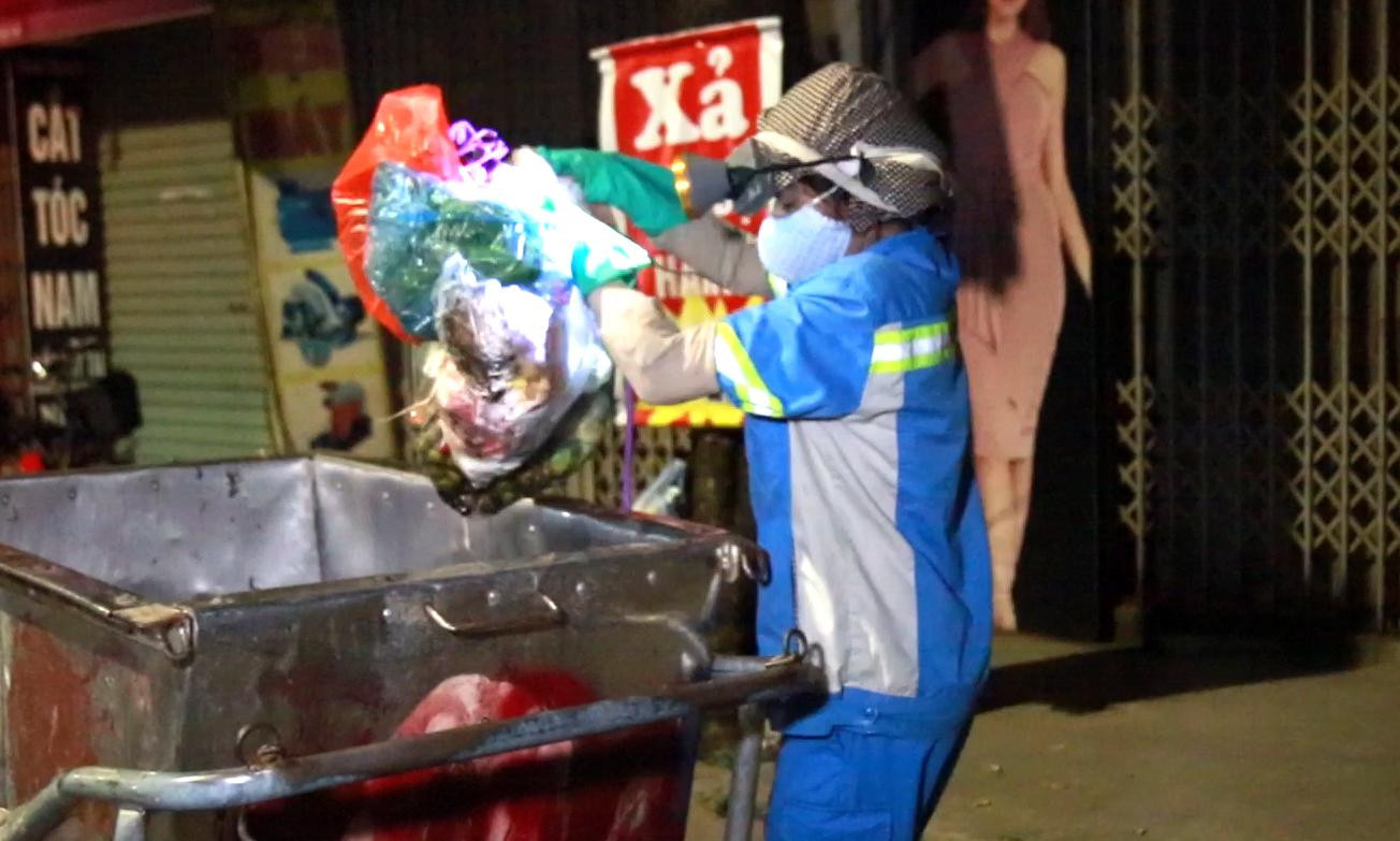 Chị T. đi làm vào buổi tối 3/8. Ảnh: Đ.H Chị T. đi làm vào buổi tối 3/8. Ảnh: Đ.H