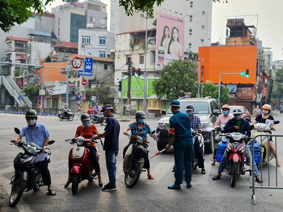 Những người được phép ra đường trong thời gian giãn cách xã hội, ngoài mẫu Giấy đi đường đã được ban hành theo mẫu của thành phố, phải xuất trình kèm theo: Căn cước công dân/Chứng minh thư nhân dân, lịch trực, lịch làm việc, văn bản phân công nhiệm vụ của cơ quan, đơn vị.