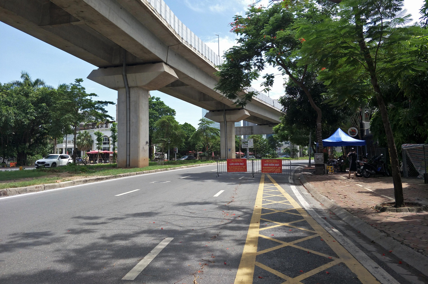 Hơn 9h, tại phố Yên Lãng không có cán bộ đứng ngoài đường kiểm tra giấy tờ.