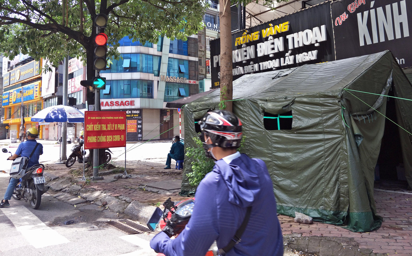 Tại chốt đường Xã Đàn người dân đi lại nhưng lại không bị kiểm tra sau giờ cao điểm buổi sáng.