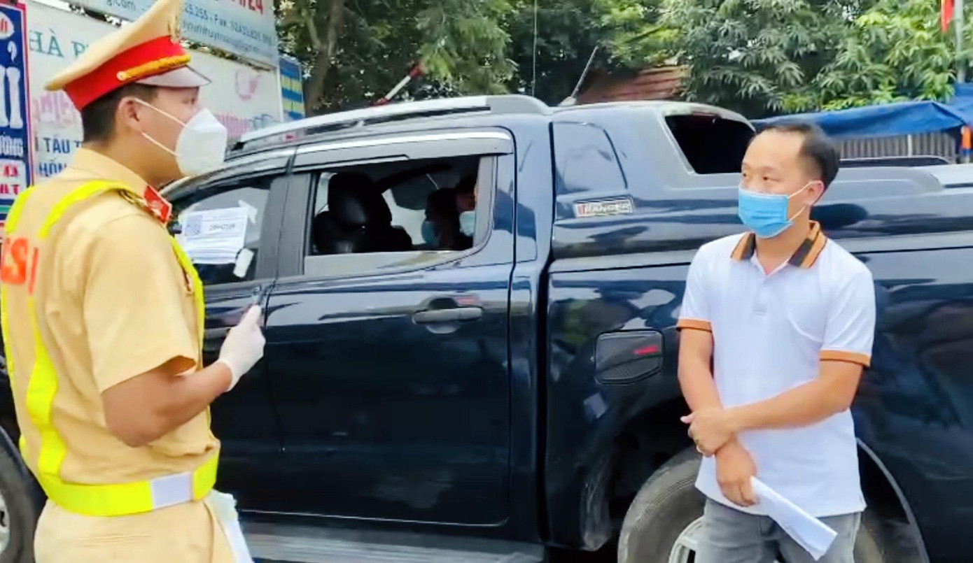 Quá trình kiểm tra lực lượng tại chốt phát hiện chiếc ô tô chở theo 4 người phía sau. Quá trình kiểm tra lực lượng tại chốt phát hiện chiếc ô tô chở theo 4 người phía sau.