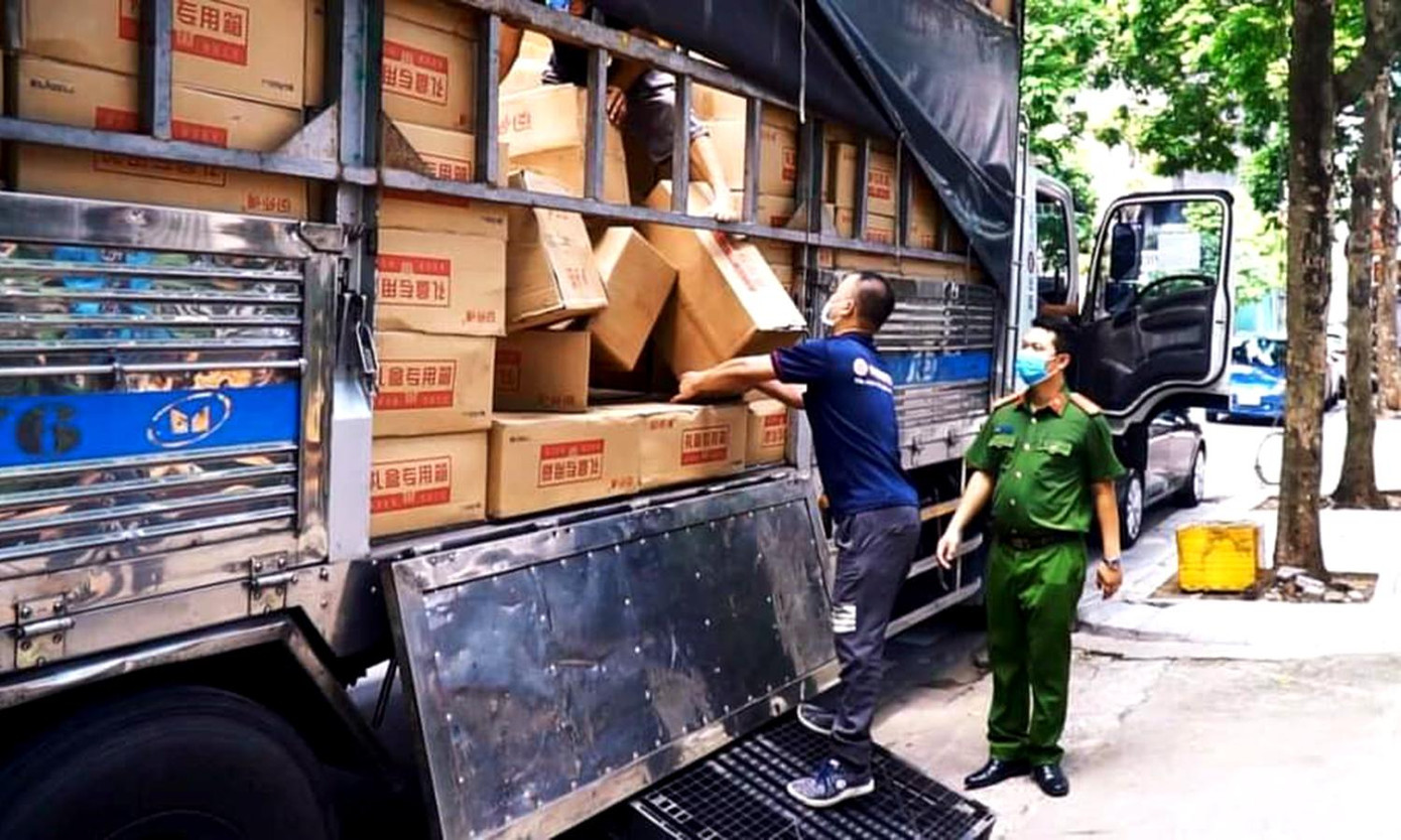 Xe tải "luồng xanh" chở 10 tấn bánh trung thu không rõ nguồn gốc. Xe tải "luồng xanh" chở 10 tấn bánh trung thu không rõ nguồn gốc.