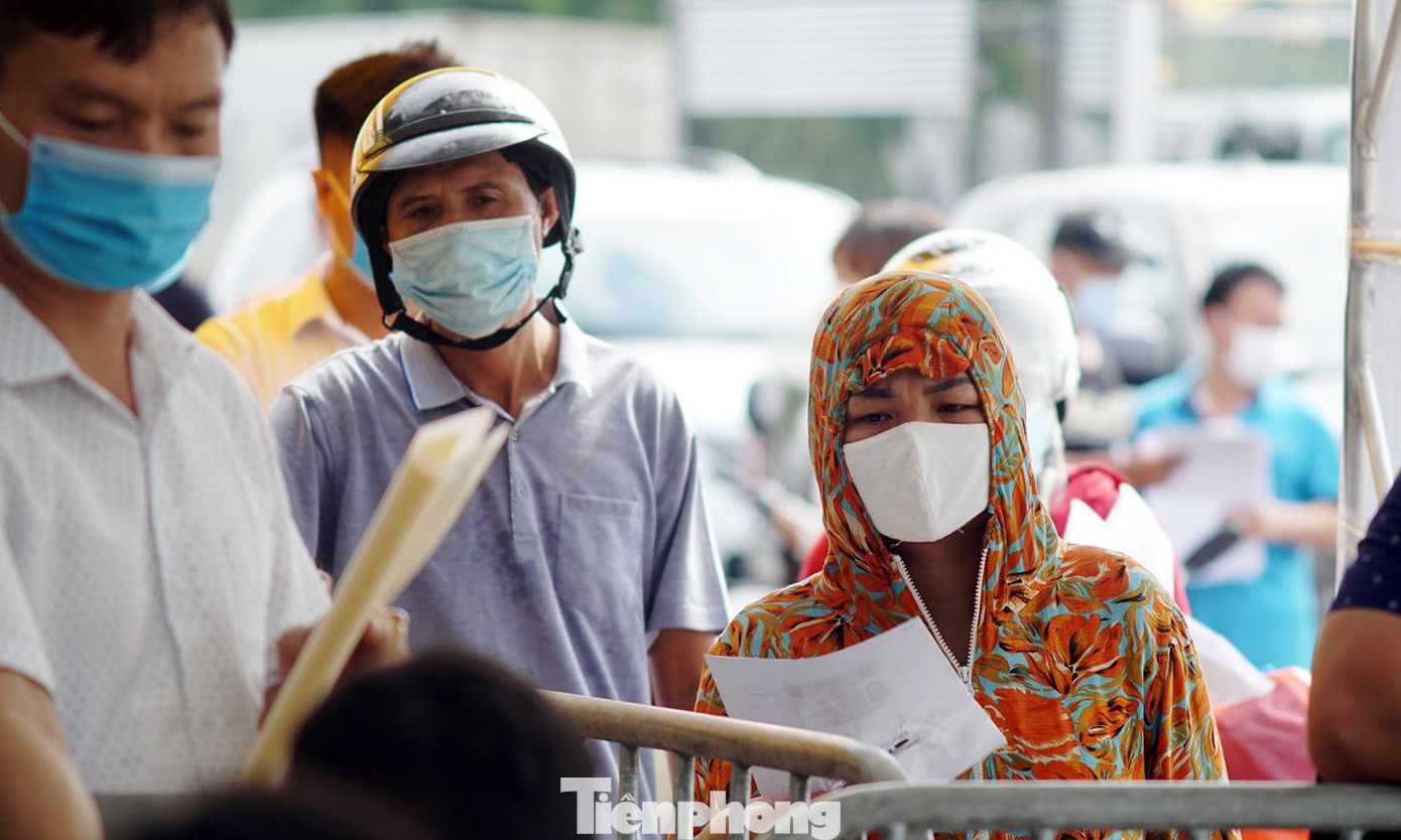 Tại chốt vào thành phố, lượng người xếp hàng làm thủ tục khá đông. Tại chốt vào thành phố, lượng người xếp hàng làm thủ tục khá đông.