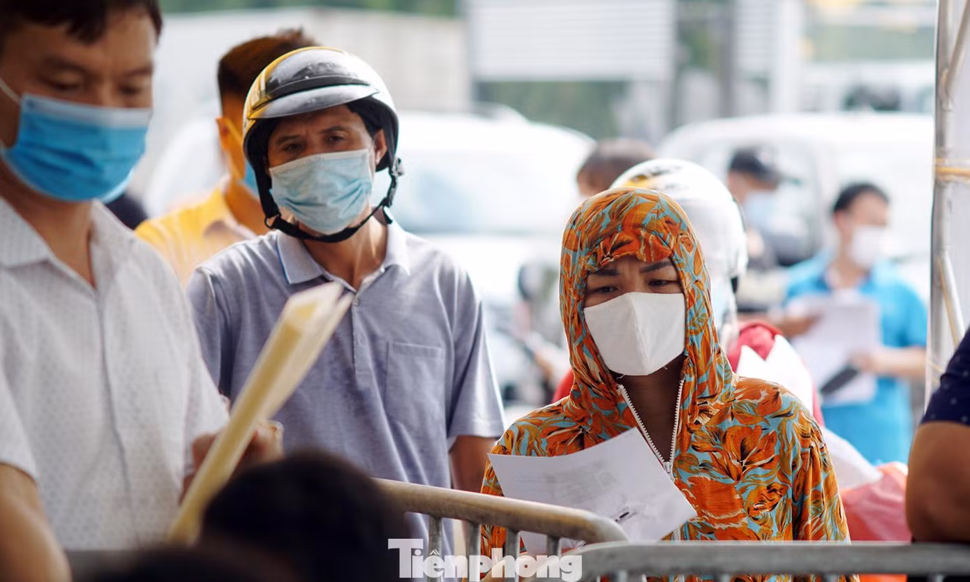 Tại chốt vào thành phố, lượng người xếp hàng làm thủ tục khá đông.