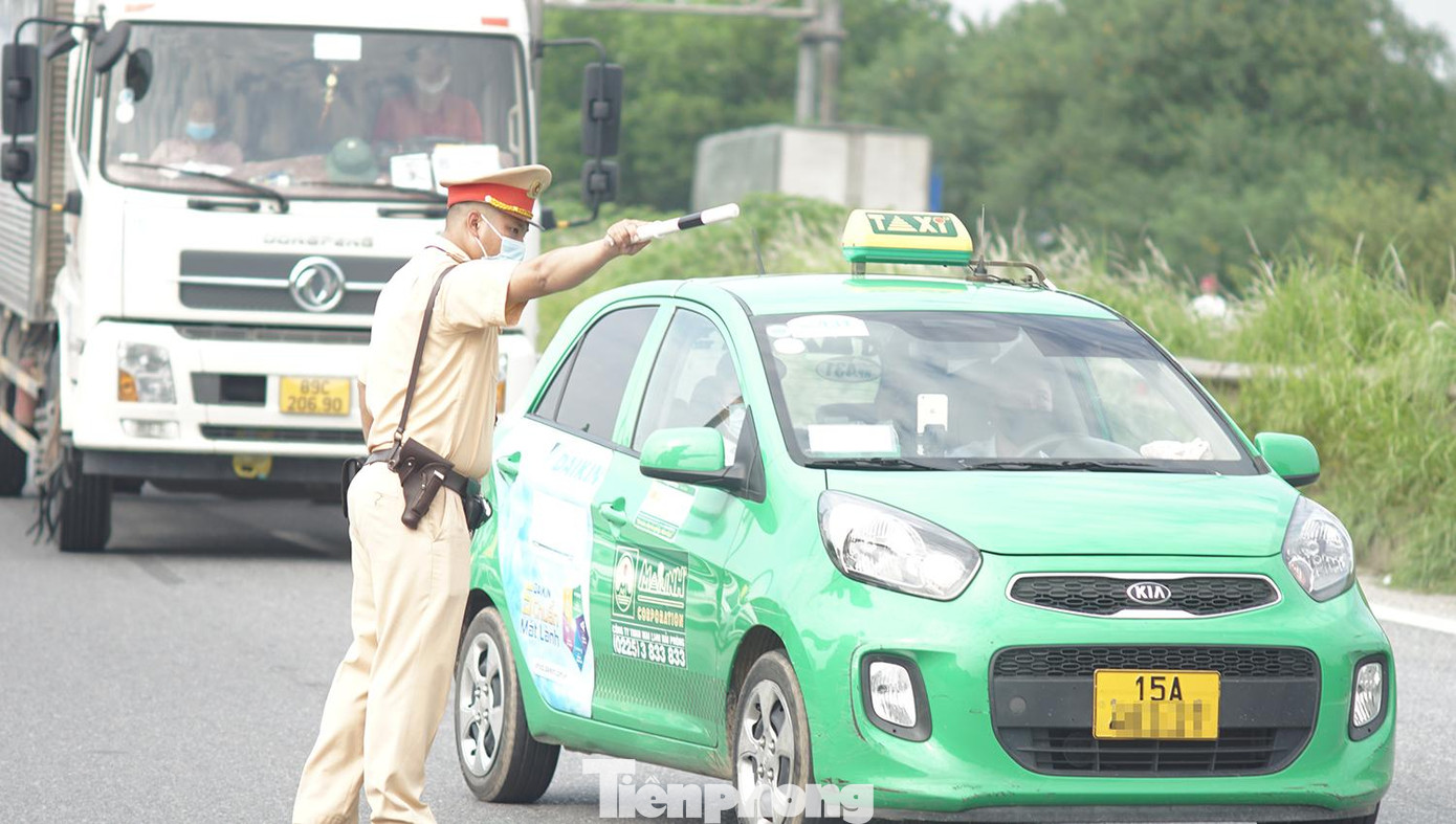 Ghi nhận vào sáng 2/8, tại cầu Phù Đổng, lực lượng Cảnh sát giao thông, Công an, Cảnh sát cơ động, Thanh tra giao thông, quân đội… bố trí hai chốt đặt ở làn đường ra, vào thành phố để kiểm soát người và phương tiện qua. Ghi nhận vào sáng 2/8, tại cầu Phù Đổng, lực lượng Cảnh sát giao thông, Công an, Cảnh sát cơ động, Thanh tra giao thông, quân đội… bố trí hai chốt đặt ở làn đường ra, vào thành phố để kiểm soát người và phương tiện qua.