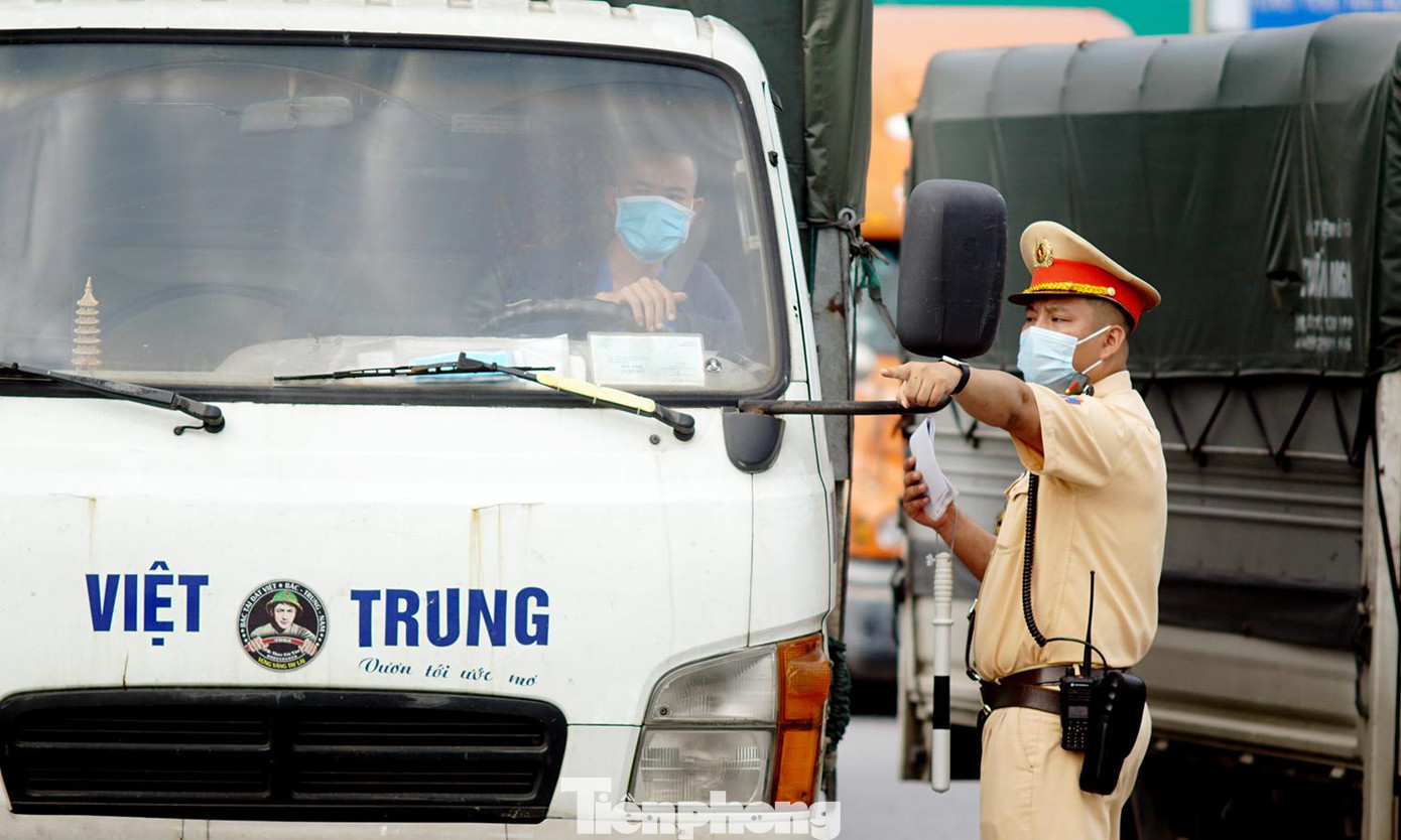 Trong đó, việc giãn cách theo Chỉ thị số 17 phải thực hiện nghiêm, nhất quán theo phương châm chỉ có thể thực hiện cao hơn, sớm hơn phù hợp theo tình hình thực tiễn tại địa phương; tuyệt đối không để người dân di chuyển ra ngoài địa bàn thành phố trong thời gian giãn cách xã hội… Trong đó, việc giãn cách theo Chỉ thị số 17 phải thực hiện nghiêm, nhất quán theo phương châm chỉ có thể thực hiện cao hơn, sớm hơn phù hợp theo tình hình thực tiễn tại địa phương; tuyệt đối không để người dân di chuyển ra ngoài địa bàn thành phố trong thời gian giãn cách xã hội…