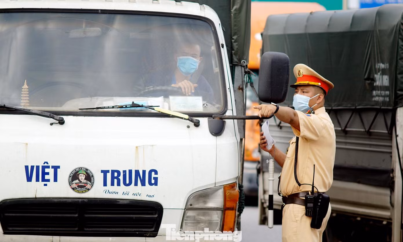 Trong đó, việc giãn cách theo Chỉ thị số 17 phải thực hiện nghiêm, nhất quán theo phương châm chỉ có thể thực hiện cao hơn, sớm hơn phù hợp theo tình hình thực tiễn tại địa phương; tuyệt đối không để người dân di chuyển ra ngoài địa bàn thành phố trong thời gian giãn cách xã hội…