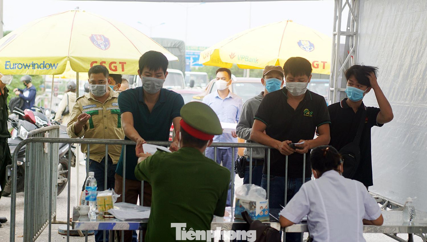 Trao đổi với phóng viên, một cán bộ công an tại chốt cho biết, những người qua chốt phải xuất trình được giấy đi lại, giấy xét nghiệm âm tính còn thời hạn… đồng thời khai báo nơi đi, đến và biển số xe, số điện thoại liên lạc. Trao đổi với phóng viên, một cán bộ công an tại chốt cho biết, những người qua chốt phải xuất trình được giấy đi lại, giấy xét nghiệm âm tính còn thời hạn… đồng thời khai báo nơi đi, đến và biển số xe, số điện thoại liên lạc.