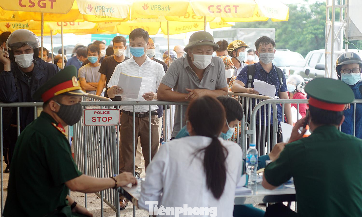 Để phòng chống dịch COVID-19, tại chốt kiểm soát sẽ kiểm soát 100% người và phương tiện đi qua. Để phòng chống dịch COVID-19, tại chốt kiểm soát sẽ kiểm soát 100% người và phương tiện đi qua.